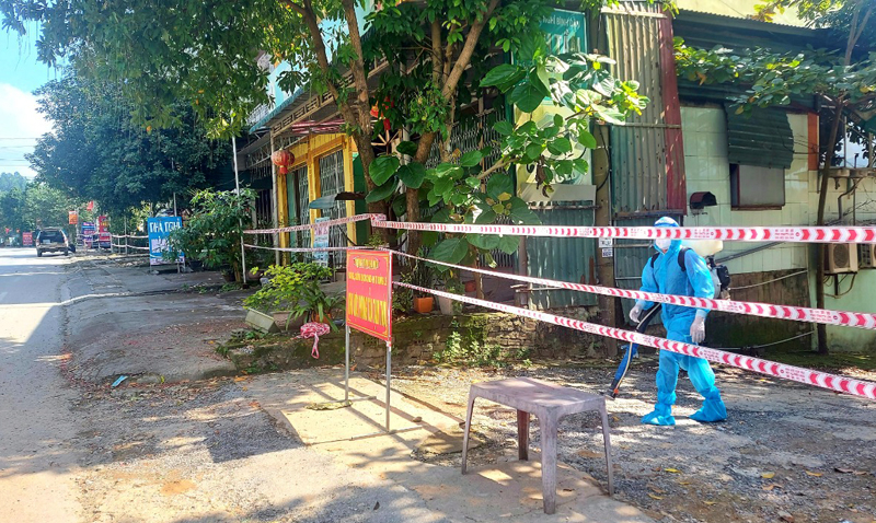 Phun khử khuẩn khu vực có ca mắc Covid-19.