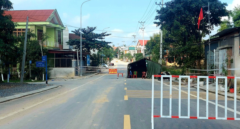 Lập chốt kiểm soát khu vực phong tỏa.