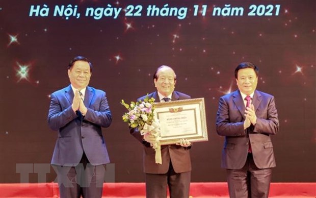 Giám đốc Học viện Chính trị Hồ Chí Minh, Chủ tịch Hội đồng Lý luận Nguyễn Xuân Thắng và Trưởng Ban Tuyên giáo Trung ương Nguyễn Trọng Nghĩa và trao Chứng nhận mức A cho tác giả Hữu Thỉnh với tác phẩm sách Bến văn và những dòng sông. (Ảnh: Tuấn Đức/TTXVN)