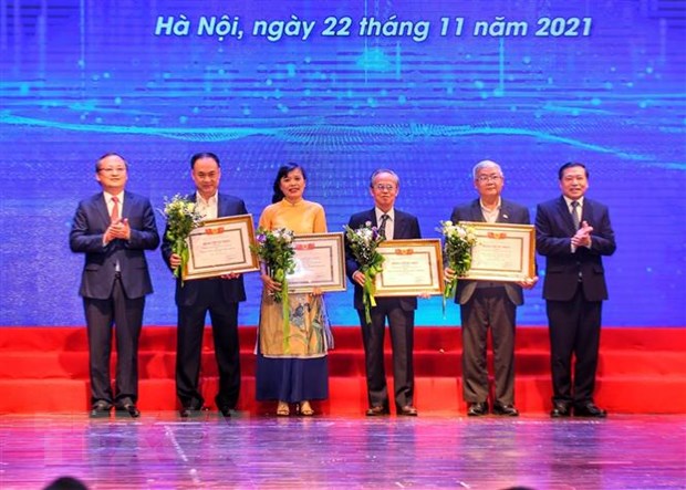  Phó Trưởng ban Thường trực Ban Tuyên giáo Trung ương Lại Xuân Môn và Tổng Giám đốc Đài Tiếng nói Việt Nam Đỗ Tiến Sỹ trao Chứng nhận cho các tác giả đạt mức B. (Ảnh: Tuấn Đức/TTXVN)