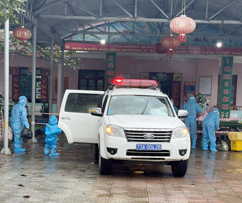 Xe chuyên dụng đưa bệnh nhân F0 đến khu điều trị dã chiến.