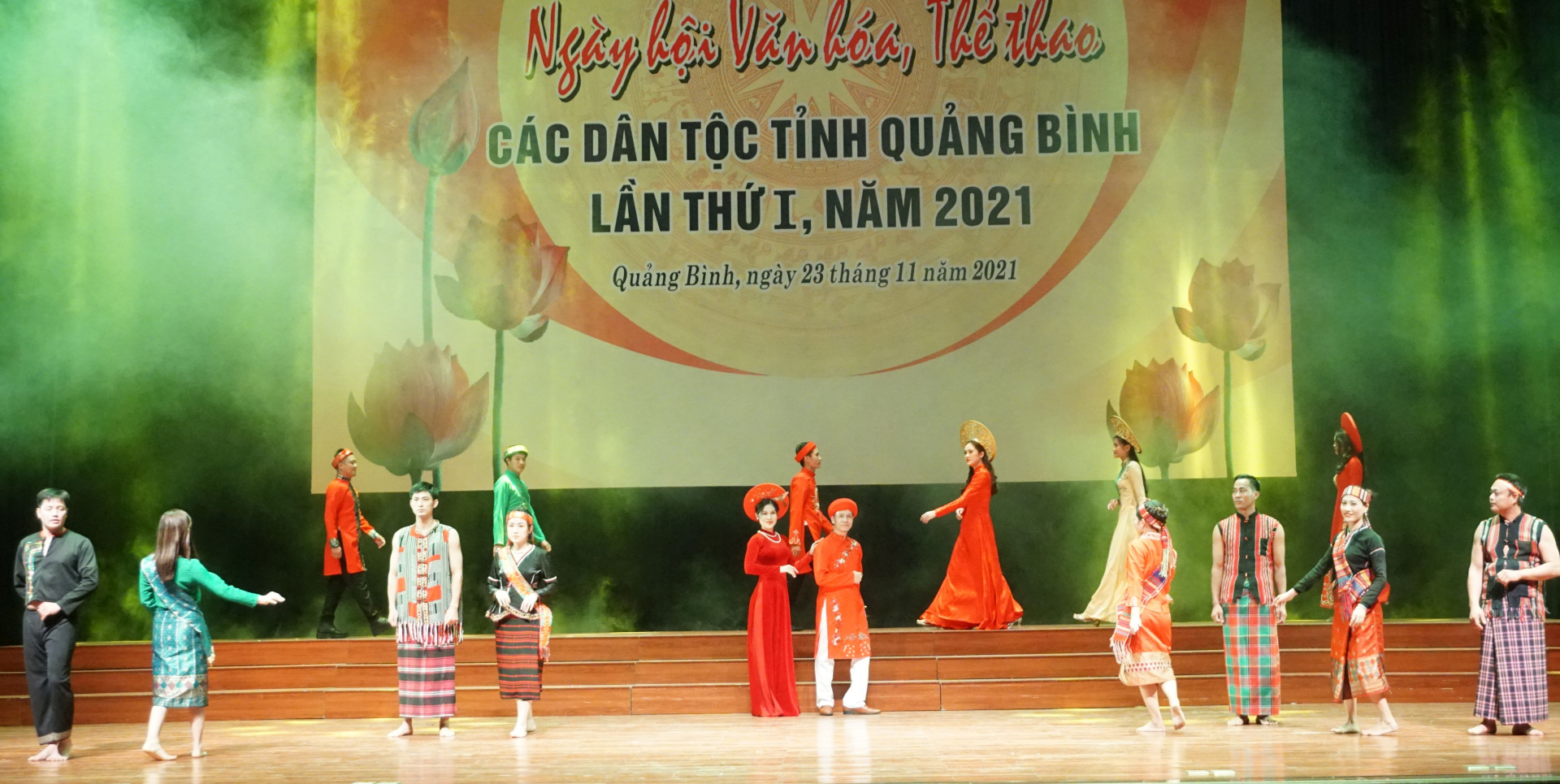 Biểu diễn trang phục truyền thống của dân tộc.