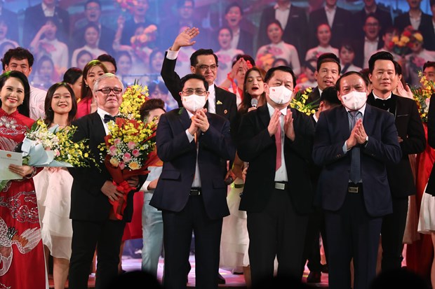 Thủ tướng Phạm Minh Chính, Trưởng ban Tuyên giáo Trung ương Nguyễn Trọng Nghĩa và Bộ trưởng Bộ Văn hóa, Thể thao và Du lịch Nguyễn Văn Hùng dự chương trình nghệ thuật chào mừng hội nghị. (Ảnh: Nam Nguyễn/Vietnam+)