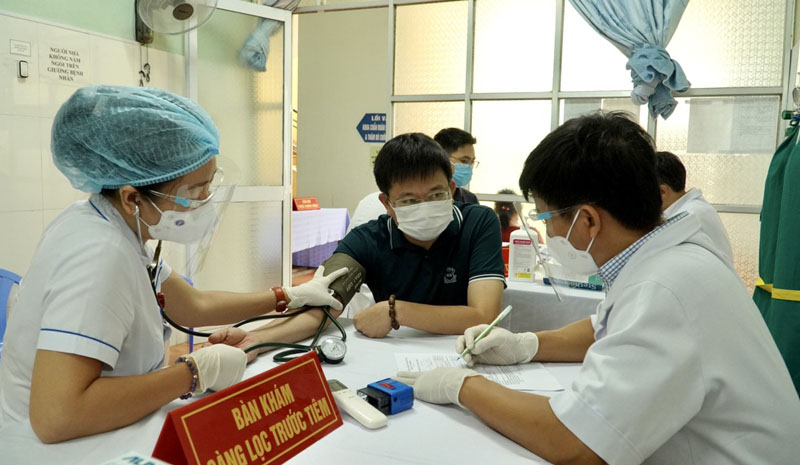 Khám sàng lọc kỹ trước khi tiêm vắc xin.