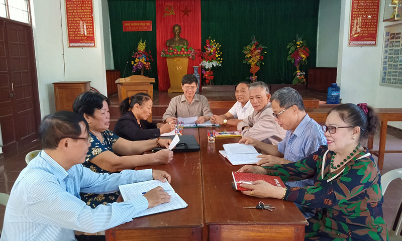 Các hòa giải viên Tổ hòa giải tổ dân phố 9, phường Đồng Phú (TP. Đồng Hới) họp bàn trao đổi công việc (Ảnh chụp trước thời điểm dịch Covid-19 bùng phát).