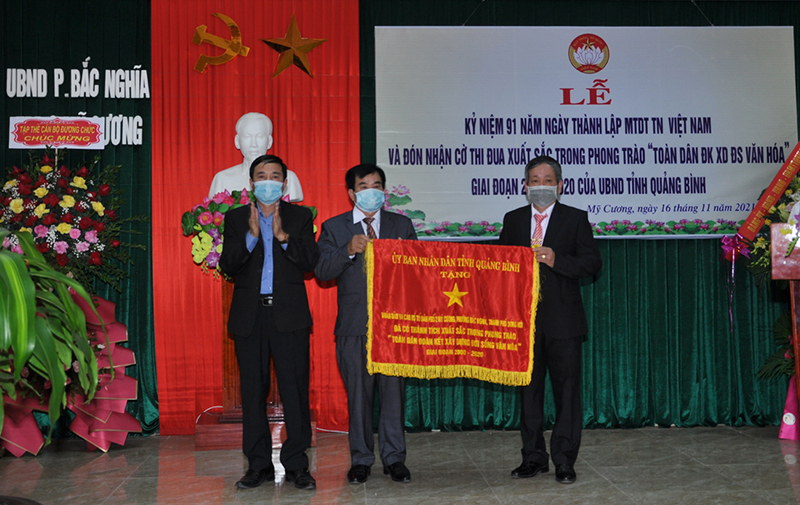 Nhân dân và cán bộ TDP 2 Mỹ Cương đón nhận Cờ thi đua xuất sắc trong phong trào “Toàn dân đoàn kết xây dựng đời sống văn hóa” giai đoạn 2000-2020.