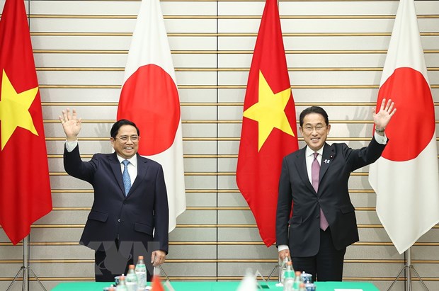 Thủ tướng Phạm Minh Chính và Thủ tướng Nhật Bản Kishida Fumio chụp ảnh chung. (Ảnh: Dương Giang/TTXVN)