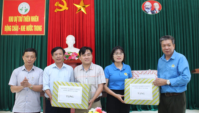 Lãnh đạo SởNN-PTNT và Công đoàn ngành tặng quà cho CĐCS Ban Quản lý Khu dự trữ thiên nhiên Động Châu - khe Nước Trong. (Ảnh chụp trước thời điểm dịch Covid-19 bùng phát).