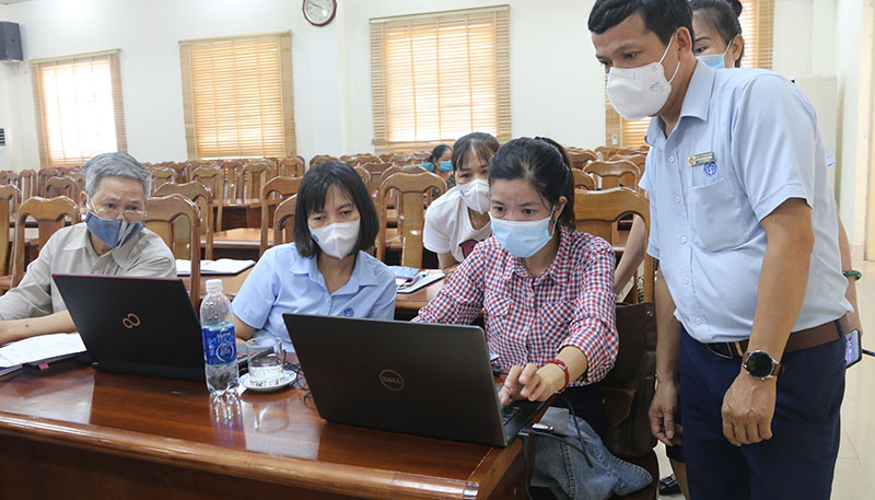 Cán bộ BHXH tỉnh hướng dẫn các nhân viên đại lý thu thực hiện tuyên truyền chính sách BHXH bằng hình thức trực tuyến, hiện đại. 