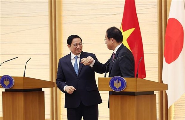  Thủ tướng Phạm Minh Chính và Thủ tướng Nhật Bản Kishida Fumio tại cuộc gặp gỡ báo chí ở Tokyo, tối 24-11-2021 (giờ địa phương). (Ảnh: Dương Giang/TTXVN)