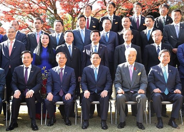 Thủ tướng Phạm Minh Chính và ông Fukuda Tomikazu, Thống đốc tỉnh Tochigi (Nhật Bản) cùng các đại biểu chụp ảnh chung. (Ảnh: Dương Giang/TTXVN)