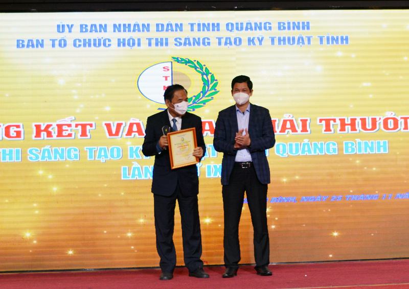Đồng chí Hồ An Phong, Tỉnh ủy viên, Phó Chủ tịch UBND tỉnh trao giải nhất cho nhóm tác giả của giải pháp “Nghiên cứu sản phẩm mới thuốc dược liệu viên hoàn nhỏ giọt QUANCARDIO điều trị tim mạch”.