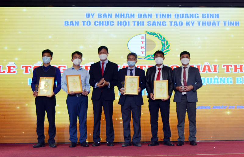 Đồng chí Nguyễn Chí Thắng, Giám đốc Sở KH-CN, Phó BTC hội thi trao giải nhì cho nhóm tác giả của 4 giải pháp.