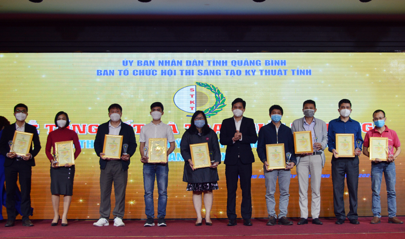 Đai diện BTC trao 10 giải khuyến khích cho các cá nhân, đơn vị tham gia dự thi.