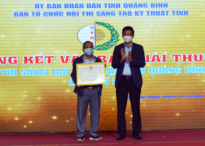 Đồng chí Hồ An Phong, Tỉnh ủy viên, Phó Chủ tịch UBND tỉnh trao bằng khen của Chủ tịch UBND tỉnh cho cá nhân có nhiều đóng góp trong quá trình tổ chức hội thi từ trước đến nay.  