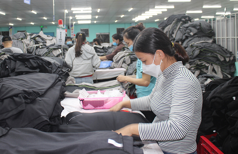  Các công nhân lao động Công ty TNHH thương mại Thăng Long vừa sản xuất vừa tiếp nhận thông tin tuyên truyền.