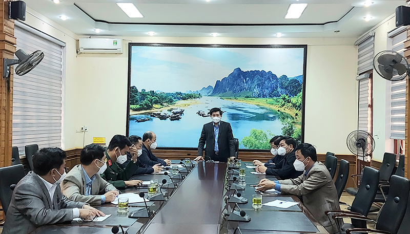 ồng chí Trưởng ban Tổ chức Tỉnh ủy Trần Vũ Khiêm làm việc với Trung tâm Chỉ huy phòng, chống dịch Covid-19 huyện Tuyên Hóa