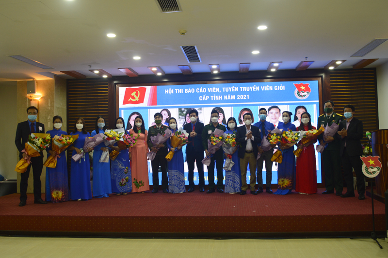 Ban tổ chức tặng hoa cho các thí sinh dự thi.