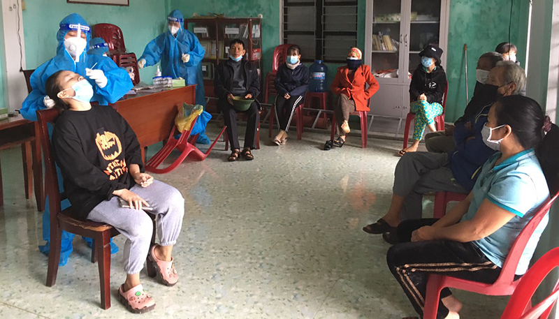 Công tác xét nghiệm, sàng lọc được triển khai kịp thời nhằm khống chế các điểm dịch. 