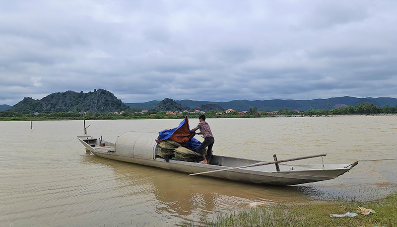 Chiếc đò là phương tiện mưu sinh chính của cư dân xóm nhà tạm