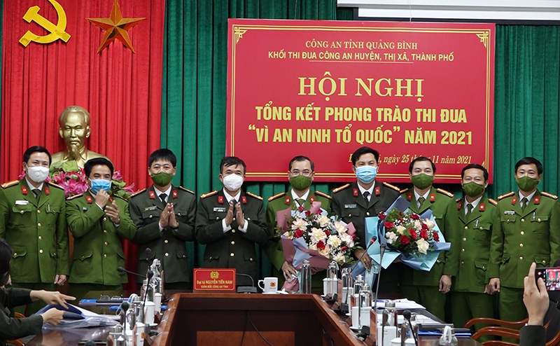 Bàn giao nhiệm vụ, tặng hoa Khối trưởng, Khối phó cho đơn vị Công an huyện Bố Trạch và Công an TX. Ba Đồn.