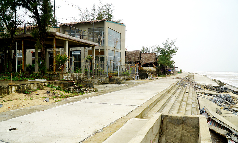 Kè biển Hải Thành-Quang Phú bị hư hại do sóng biển.