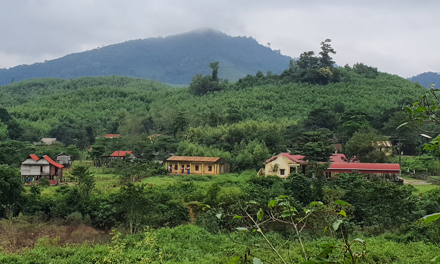Một góc bản Khe Giữa.