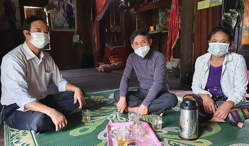 Tuyên truyền, vận động người dân bản Khe Giữa vượt qua khó khăn do ảnh hưởng của dịch Covid-19.