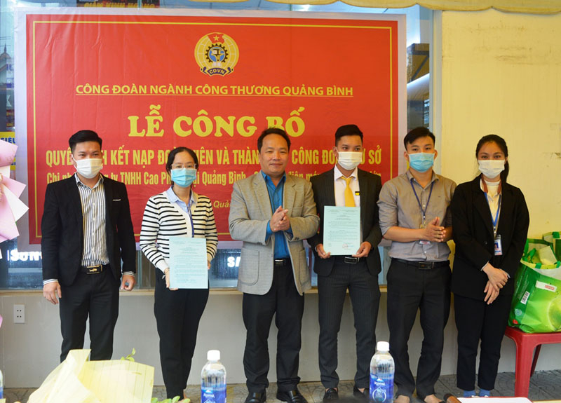 Đại diện lãnh đạo Công đoàn ngành Công thương trao quyết định, ra mắt BCH công đoàn cơ sở mới.