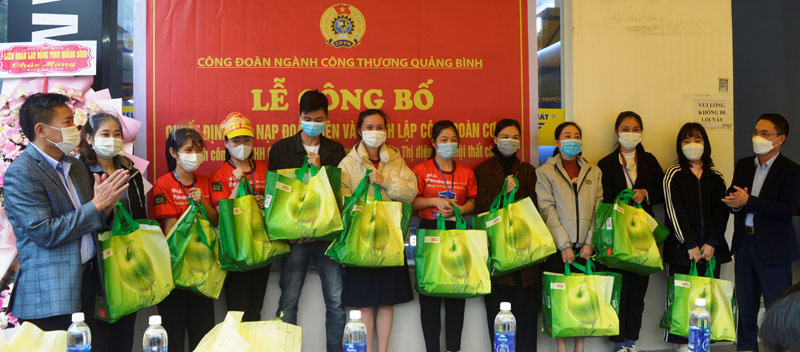 Công đoàn ngành Công thương trao quà cho các đoàn viên có hoàn cảnh khó khăn đang làm việc tại siêu thị.