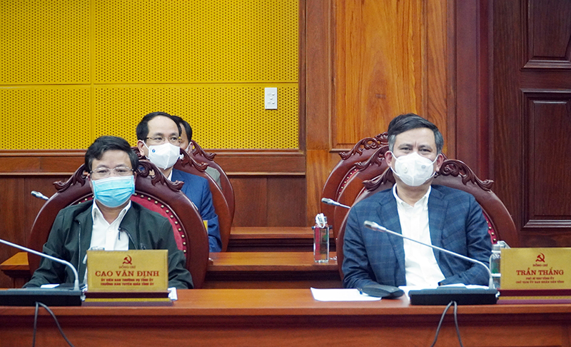 Đồng chí Chủ tịch UBND tỉnh Trần Thắng và đồng chí Trưởng ban Tuyên giáo Tỉnh ủy dự hội nghị.