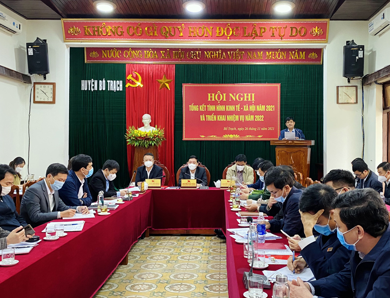 Đồng chí Bí thư Huyện ủy Bố Trạch Lê Công Toán phát biểu tại hội nghị.
