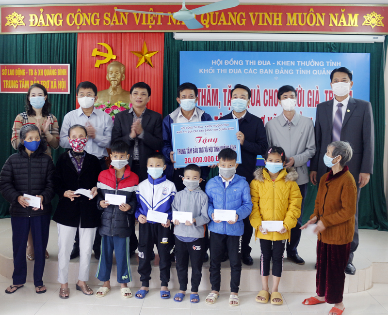 Đại diện lãnh đạo các cơ quan trong khối trao tặng quà cho các đối tượng đang được chăm sóc tại Trung tâm Bảo trợ xã hội tỉnh.
