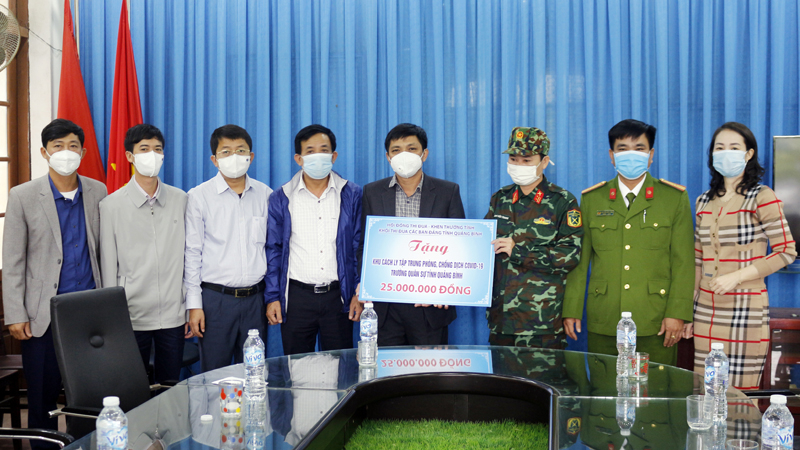 Đoàn trao tặng quà cho Khu cách ly tập trung phòng, chống dịch Covid-19 (Trường Quân sự tỉnh).