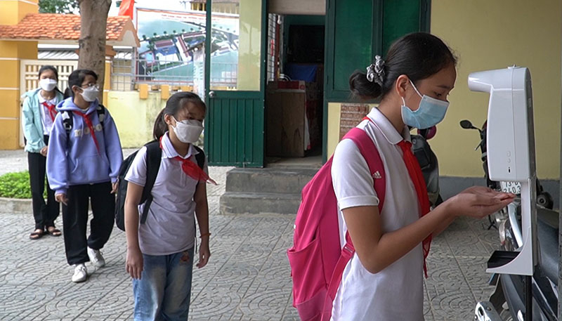  Các trường học đầu tư thêm các máy đo thân nhiệt tự động.