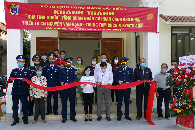Cắt băng khánh thành nhà tình nghĩa
