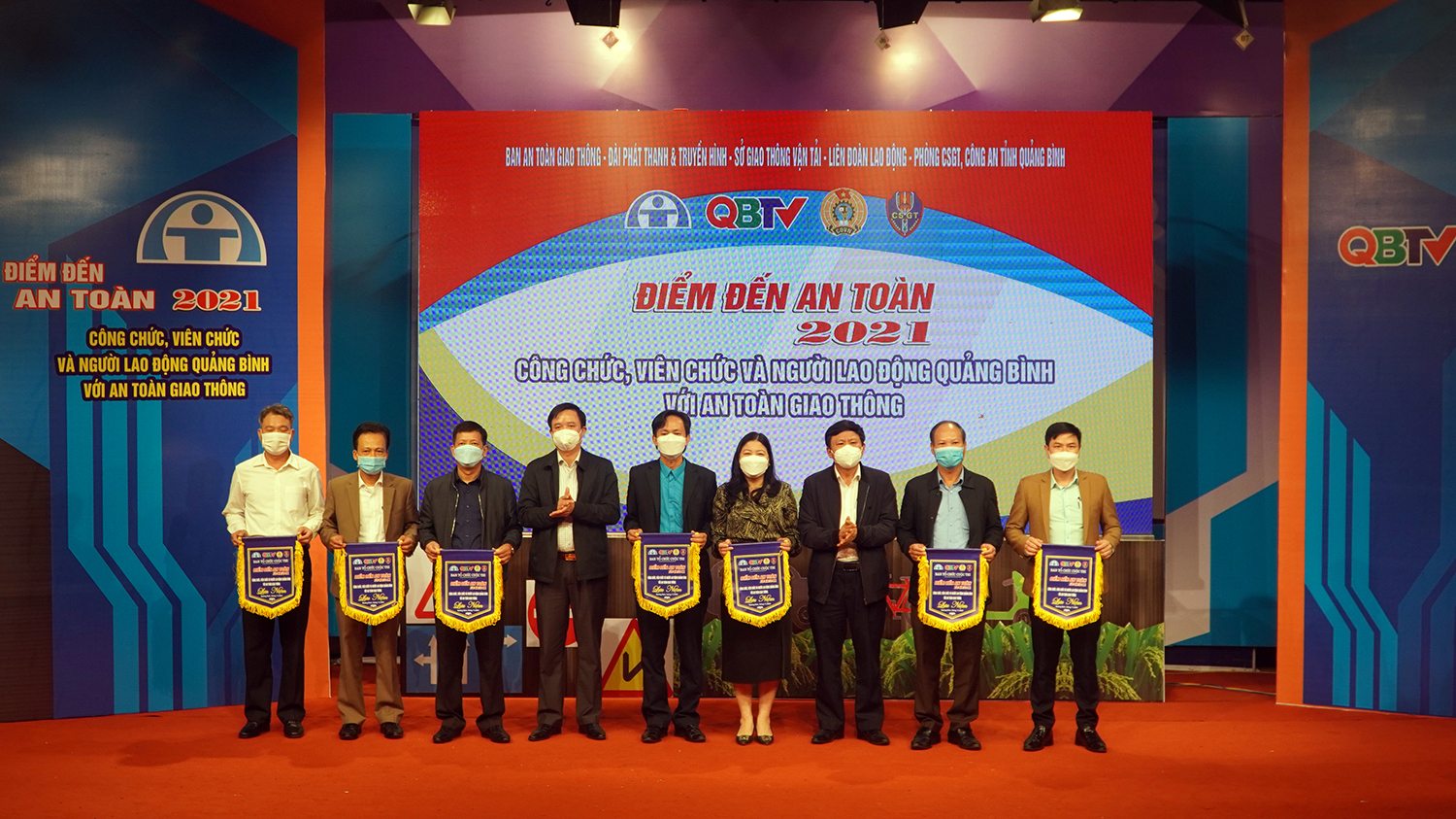 Ban Tổ chức trao cờ lưu niệm cho các đội.