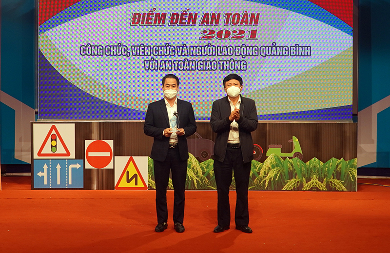 Ban Tổ chức trao cúp lưu niệm cho Công ty Tấn Phát Sport, nhà tài trợ đồng hành cùng sân chơi.