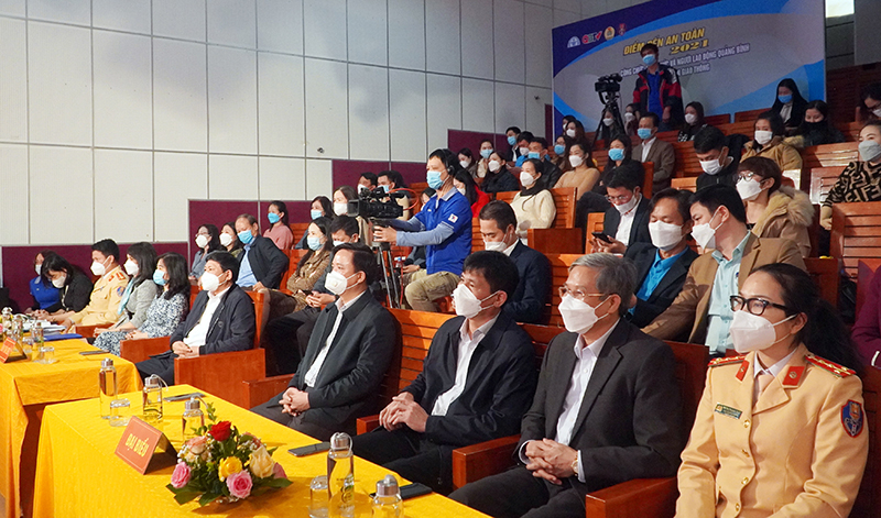 Đại biểu và thành viên Ban tổ chức dự khai mạc.