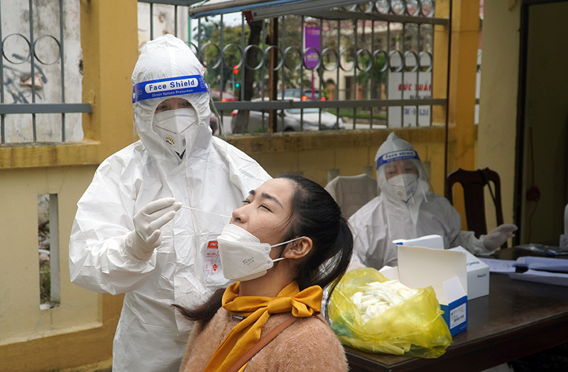 Các thành viên test nhanh Covid-19 trước khi tham gia sân chơi.