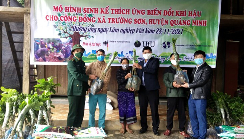 Cán bộ Trường đại học Quảng Bình và Đồn Biên phòng Làng Mô, BĐBP tỉnh trao cây giống, hỗ trợ phân bón cho các hộ gia đình xã Trường Sơn, huyện Quảng Ninh.