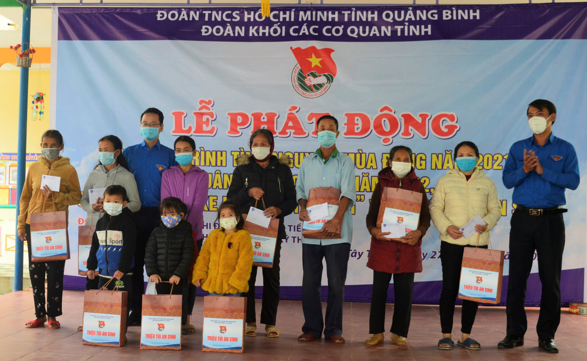 Trao tặng 