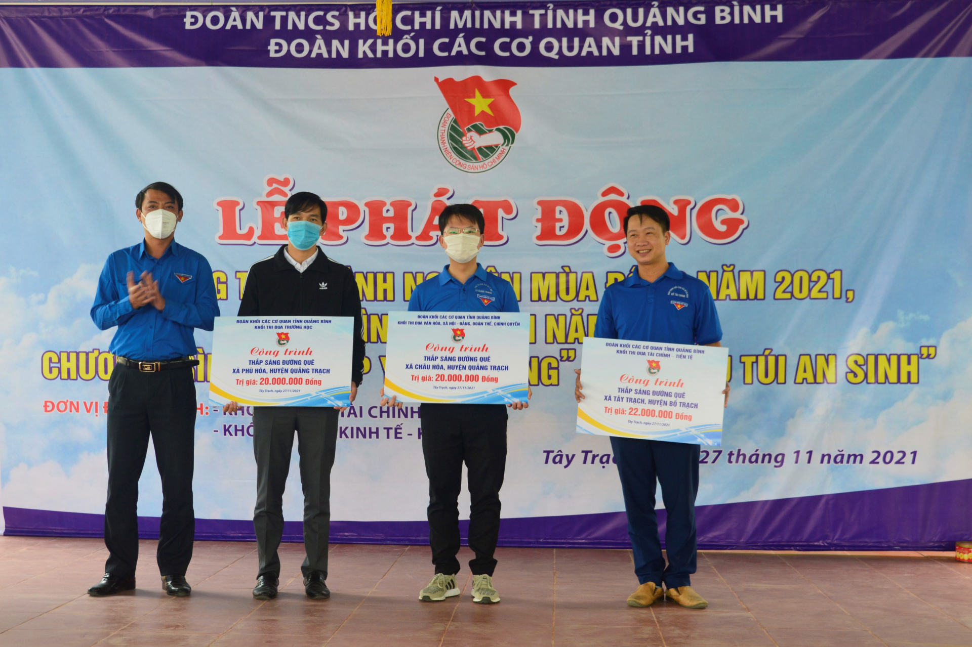 Trao biển thực hiện các công trình phần việc thanh niên.