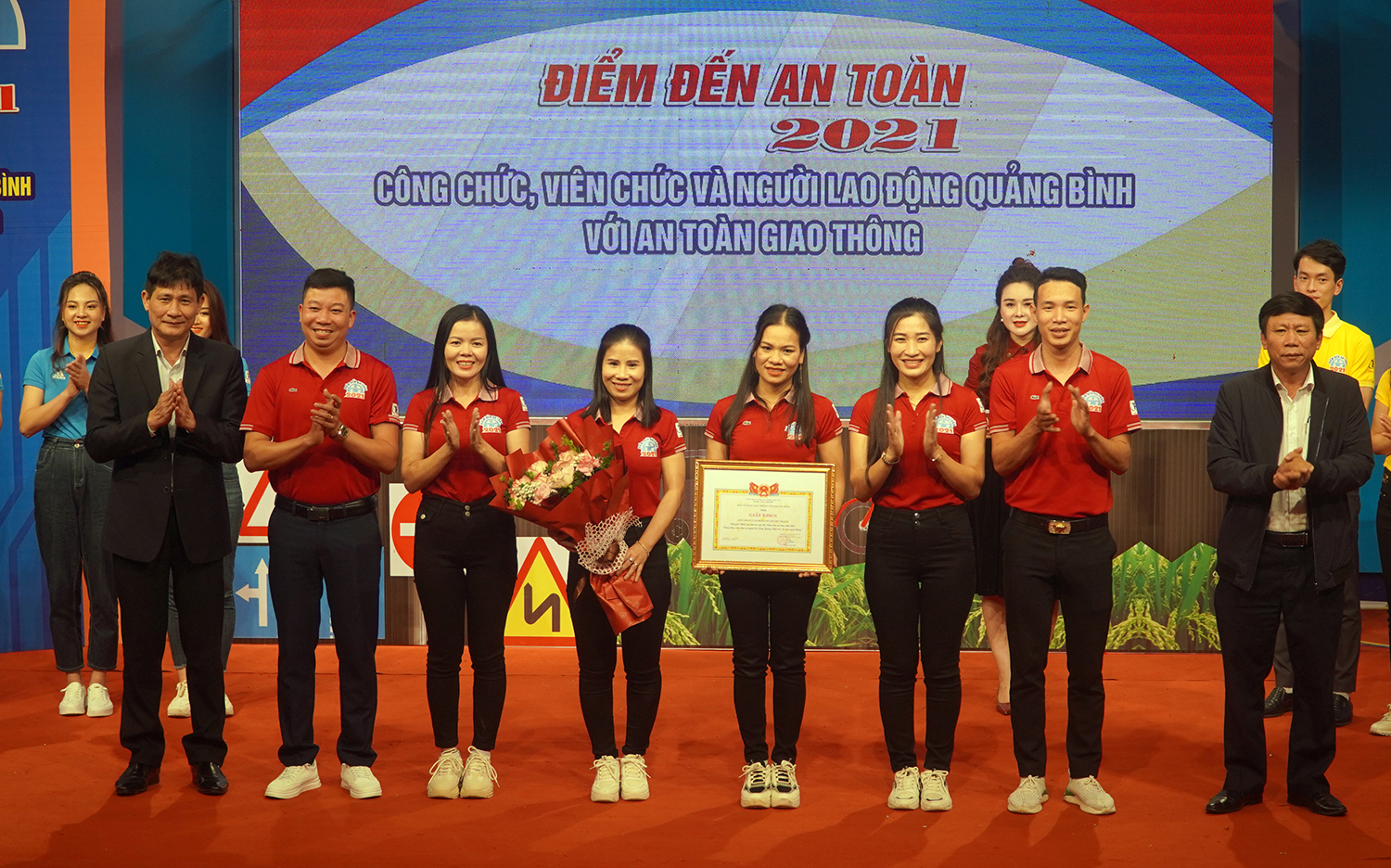Ban Tổ chức trao giải nhất cho đội Bố Trạch tại buổi thi sáng 28-11.