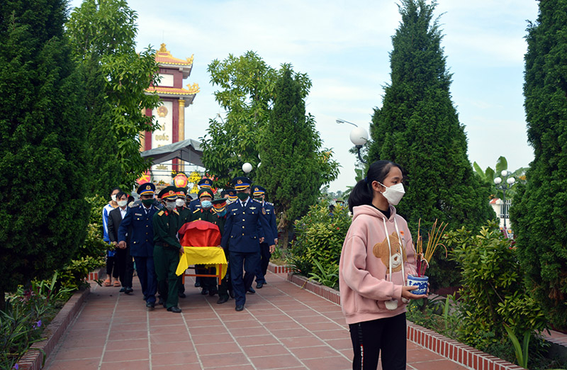 Chính quyền, đồng đội và gia đình đưa hài cốt đồng chí Phạm Văn Huy vào Nghĩa trang Liệt sĩ của xã Tiên Thanh.jpg