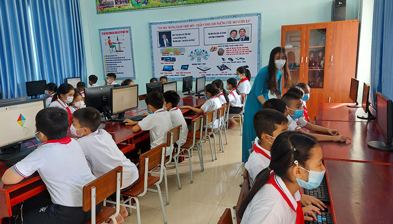 Học sinh hào hứng với bộ môn tin học.