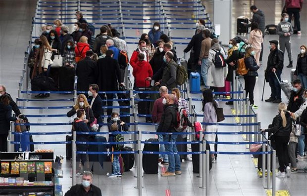 Hành khách xếp hàng chờ làm thủ tục tại sân bay Duesseldorf, miền Tây Đức. (Ảnh: AFP/TTXVN)