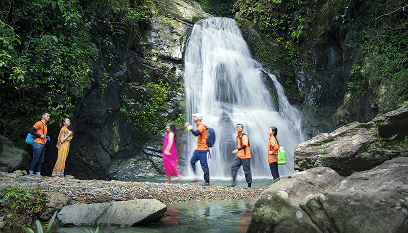 Du khách trải nghiệm tour du lịch Động Châu - Khe Nước Trong. Ảnh: Nettin Travel