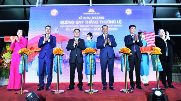 Các đại biểu cắt băng khai trương đường bay thẳng thường lệ Việt Nam-Mỹ của Vietnam Airlines. (Ảnh: CTV/Vietnam+)