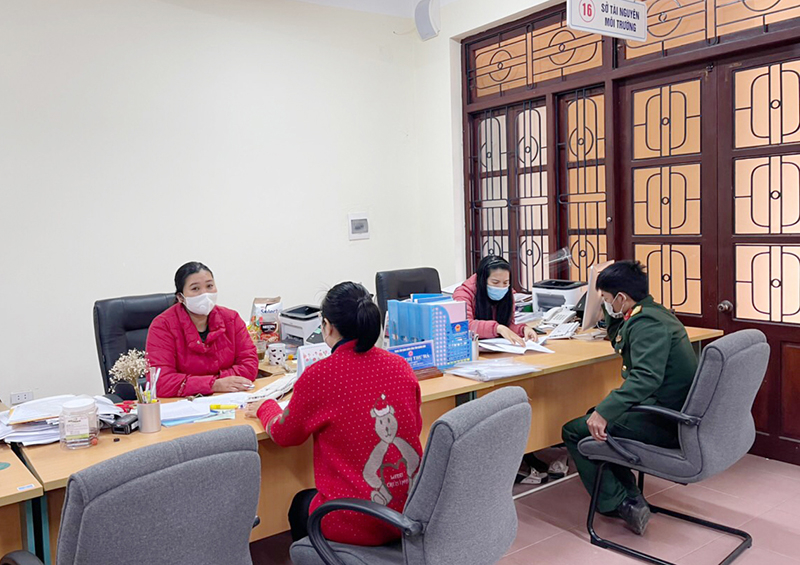 Các tổ chức, đơn vị đến giao dịch làm thủ tục cấp sổ đỏ tại Trung tâm Hành chính công tỉnh.